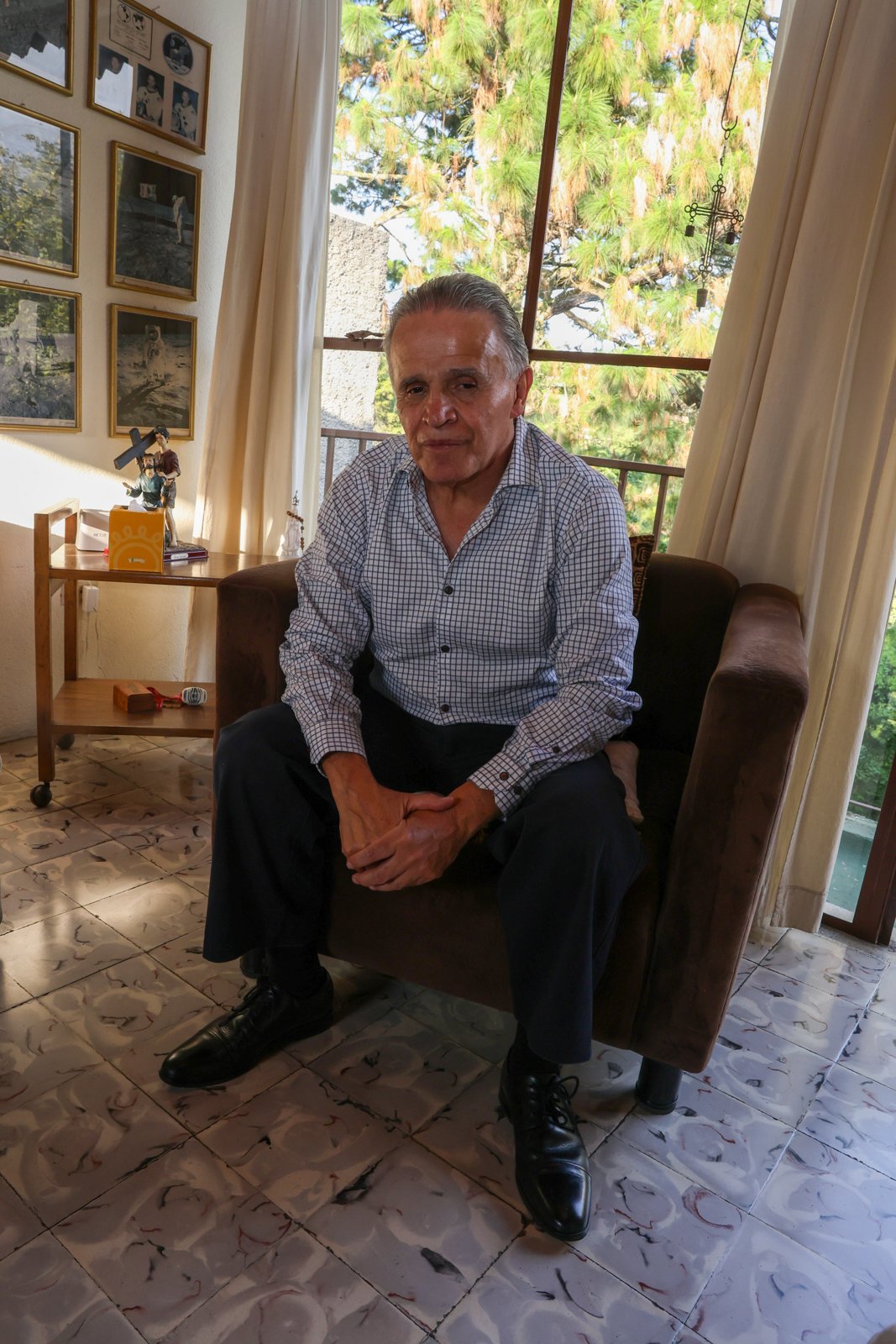 Dr. Fernando Estrada sentado, mirando a cámara, con gesto sereno