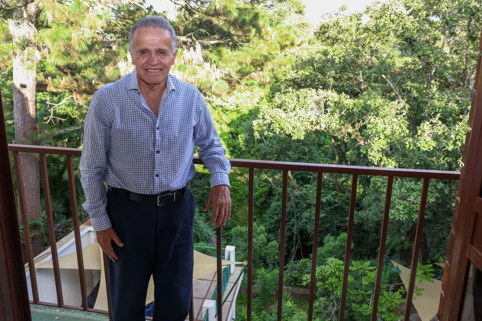 Dr. Fernando Estrada de pie en el balcón del consultorio