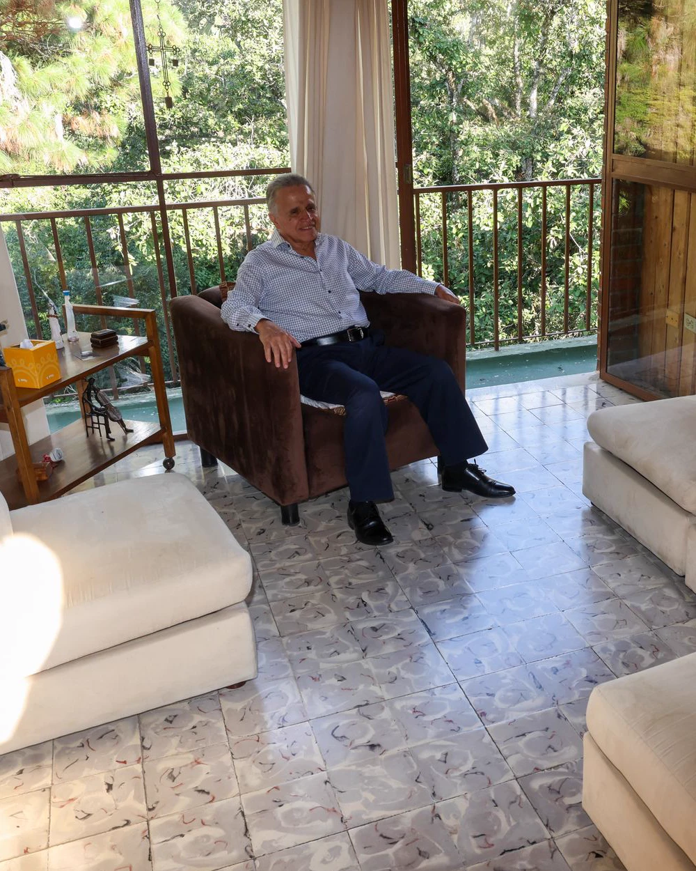 Dr. Fernando Estrada sentado en el balcón de su consultorio