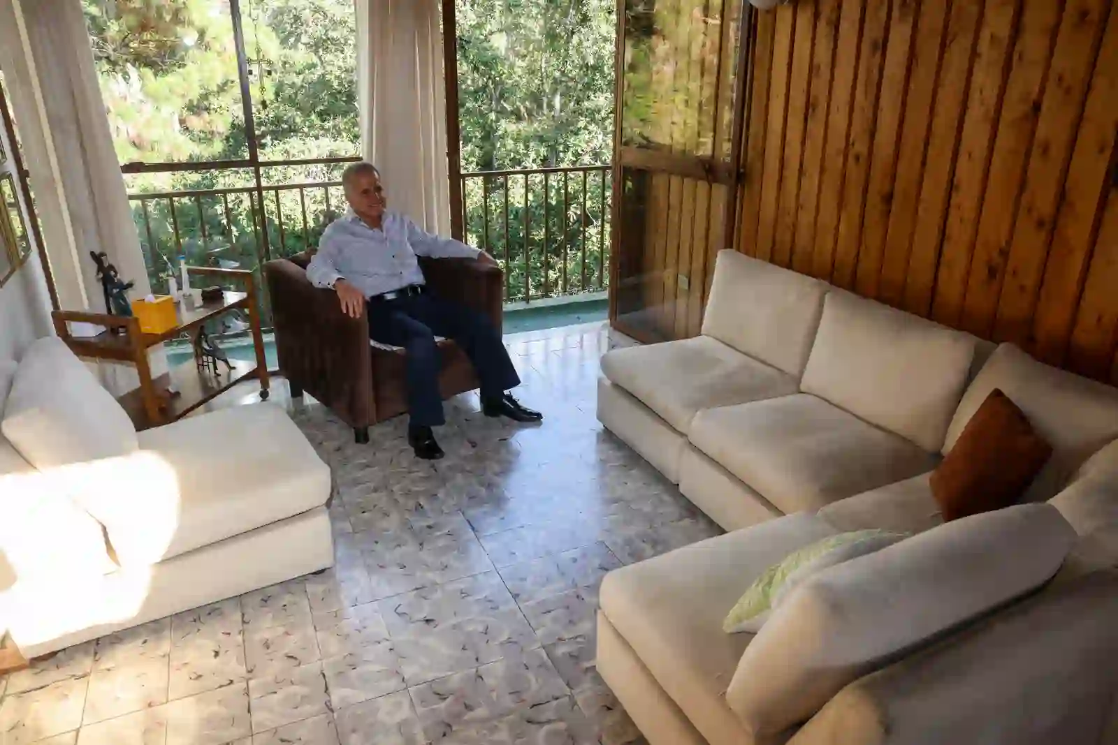 Dr. Fernando Estrada sentado en el balcón del consultorio