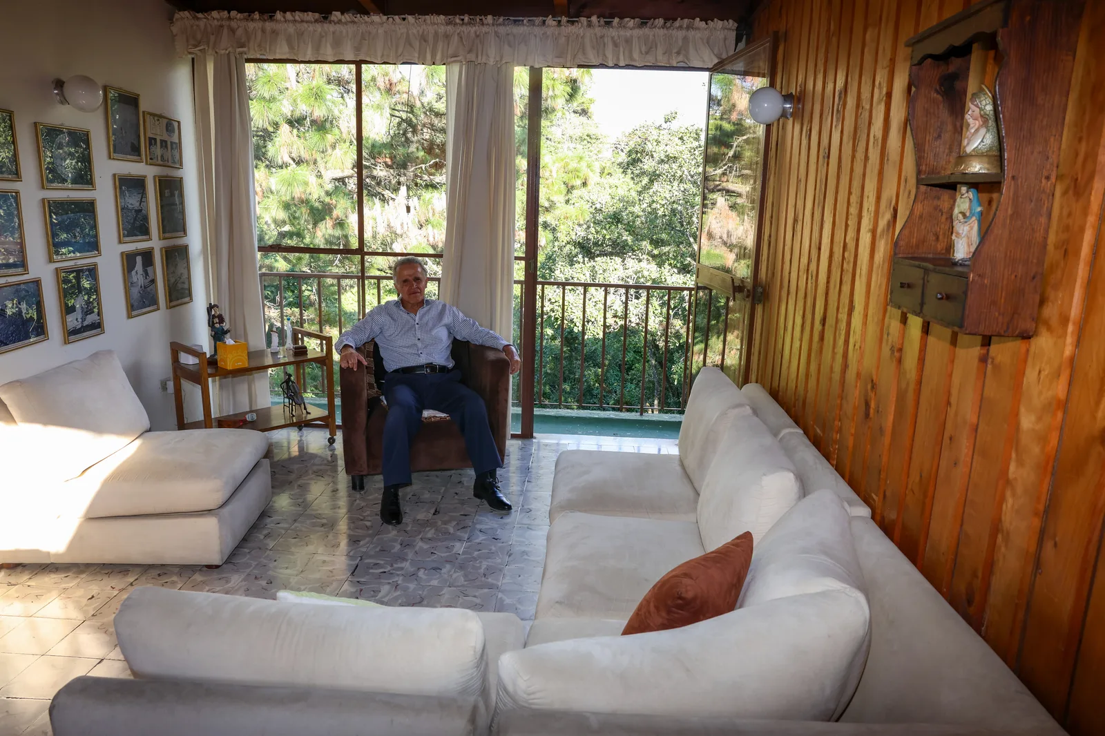 Consultorio con ventanal y luz natural